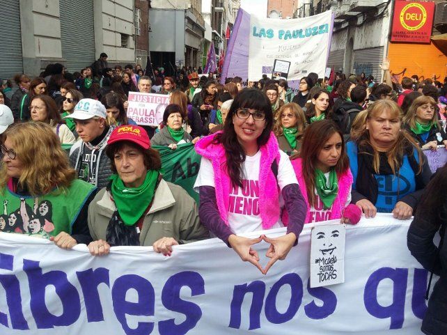 En Rosario la marcha de mujeres pide frenar la violencia de género.