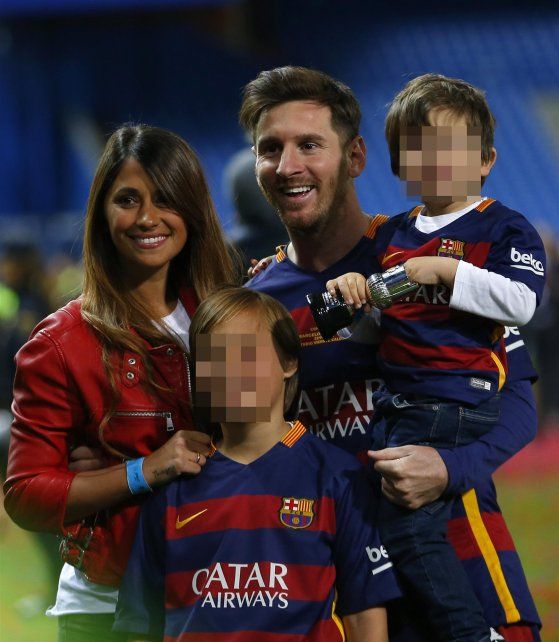 Lionel y Antonella con sus hijos.