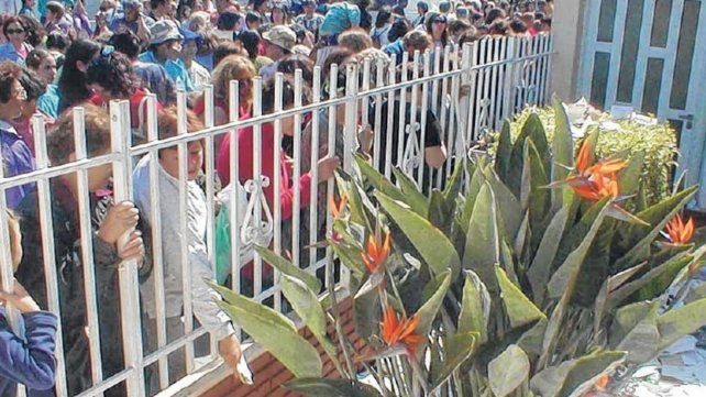 Las cartas que dejan los fieles cubren totalmente el piso del patio de la casa de Gladys Motta