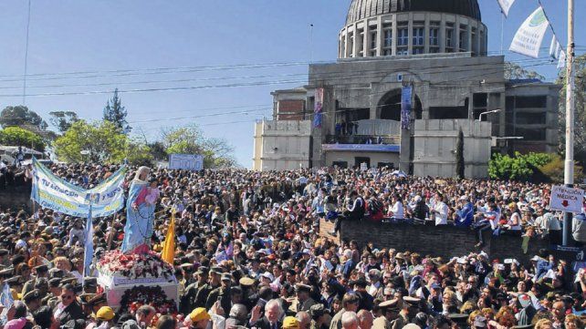 Se construyó en la ribera del Paraná, de acuerdo a las visiones. Tiene capacidad para seis mil personas en su interior y cientos de miles en el exterior.