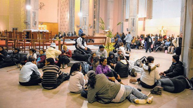 Después de agotadores viajes, los peregrinos descansan en el templo mientras esperan la hora de misa.