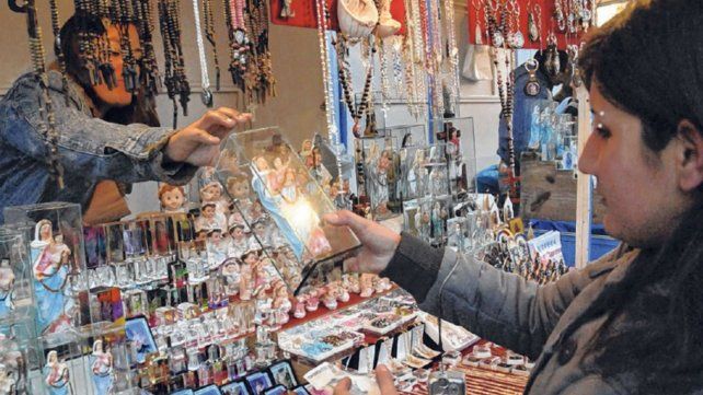 En los alrededores del santuario proliferan los negocios que venden imágenes religiosas.