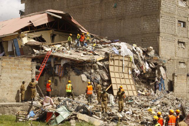 Rescatistas trabajan en donde colapsó el edificio. 