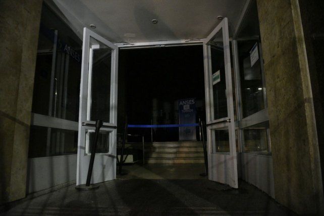Todo el edificio de Rioja y Sarmiento quedó sin energía eléctrica por el incendio. 