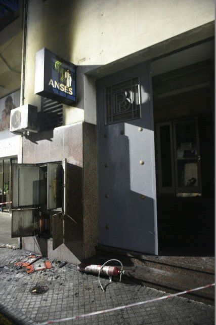 El incendio se declaró poco antes de las 2 sobre el sector que da calle Rioja. 