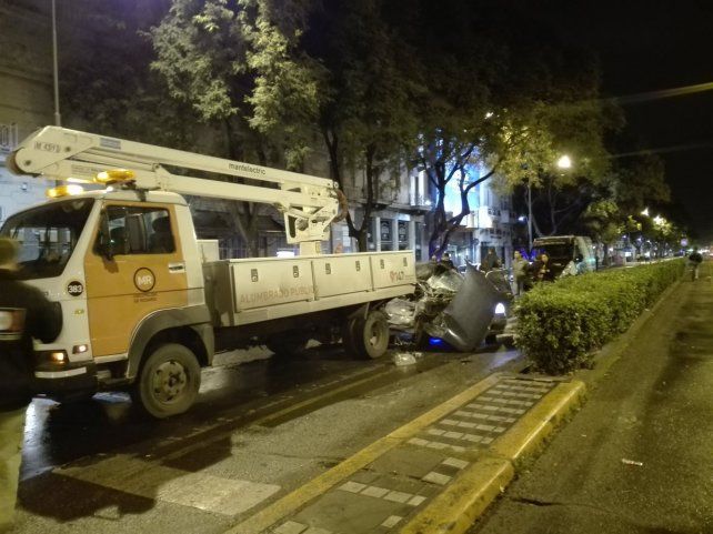 Murió en el acto al estrellarse contra un camión en Rosario