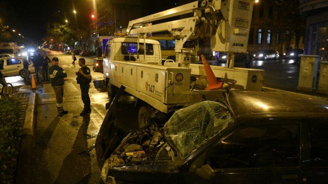 Murió en el acto al estrellarse contra un camión en Rosario