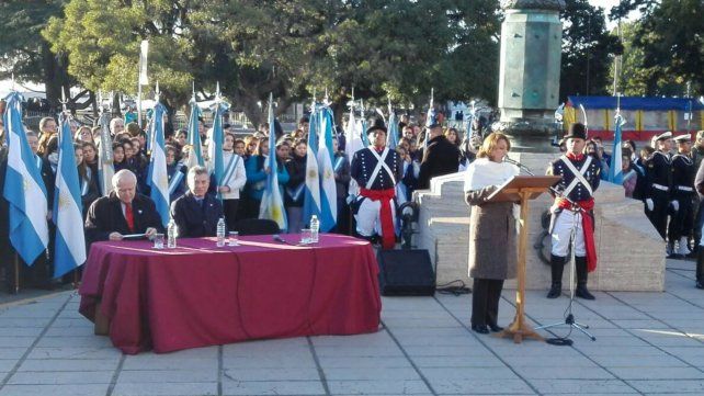 La intendenta Fein abrió el acto en el Monumento.