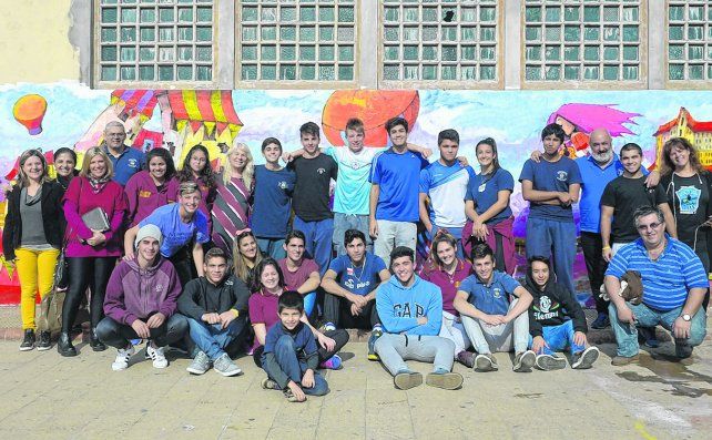 Histórico. La rectora Claudia Ortega, con un grupo de profesores y estudiantes en el patio. Detrás el mural que pintó el artista Jorge Molina.