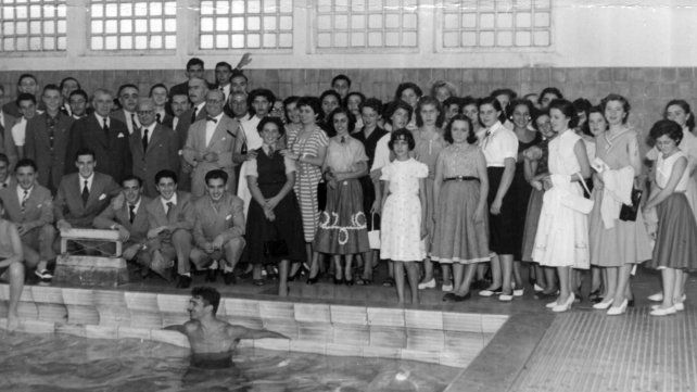 La UES inauguró el natatorio en 1954. La escuela era solo de varones, pero iban chicos y chicas de otras escuelas.