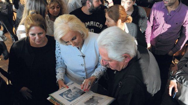 La diva se detuvo a mirar un álbum con fotos de su juventud.