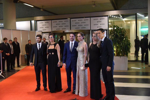 Ever Banega, Fernando Gago y Angel Di María junto a sus parejas. 