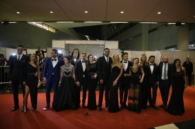 Andújar, el Patón Guzmán, Biglia, Romero, Nico Vázquez, Pocho Lavezzi y Javier Mascherano, junto a sus parejas, posan para las cámaras. 