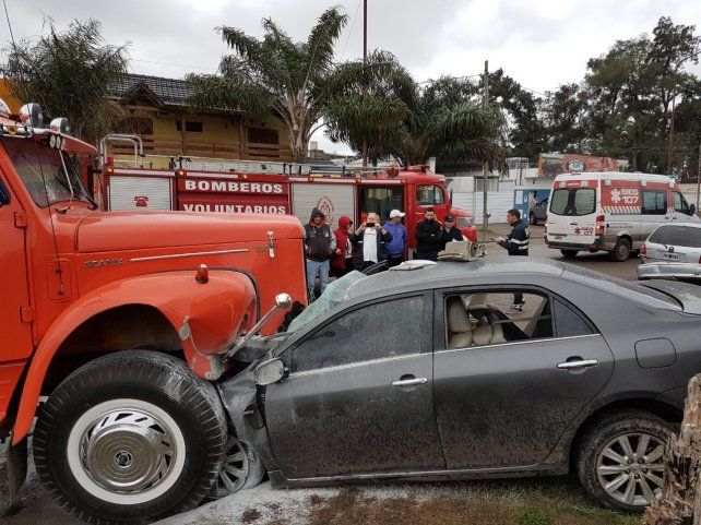 El Toyota, con daños totales. Su conductor, a pesar del impacto, logró sobrevivir. 