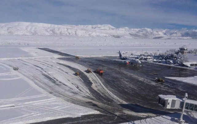 El aeropuerto de San Martín de los Andes inhabilitado por la cantidad de nieve.
