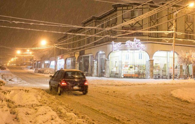 Sectores de Bariloche sin luz por la intensa nevada que azota la ciudad.