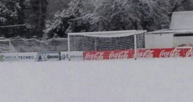Una cancha en Mendoza amaneció bajo la nieve.