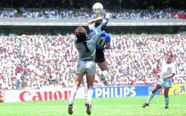 La mano de dios. Diego Maradona convirtió el gol a Inglaterra en 1986.