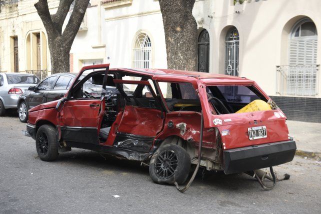 Imagen elocuente. El Fiat Duna donde iba Nuñez, totalmente destruido.