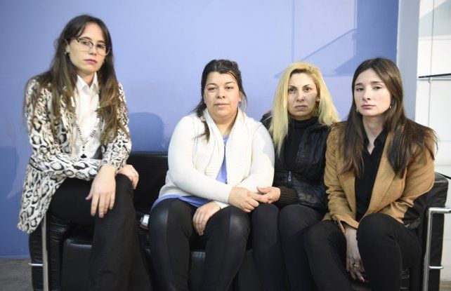 Cristina junto a su cuñada y las abogadas que las representará en el juicio.