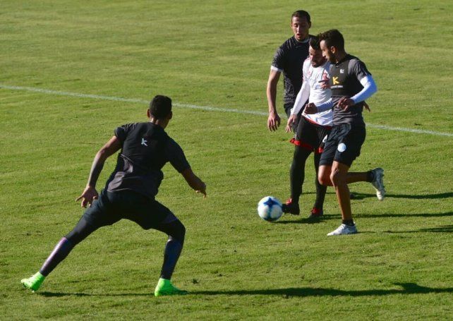 San Román enfrenta al defensor y al arquero del equipo cordobés. Será la apertura del marcador.&nbsp;