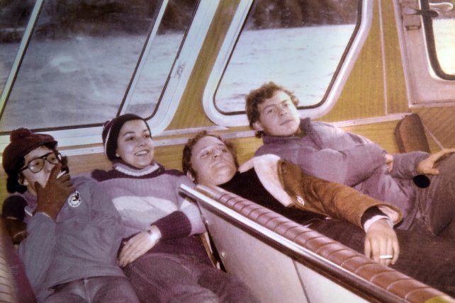 Voy en catamarán. Fito Páez, de boina roja y cigarrillo en mano, con sus compañeros de la Dante.
