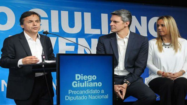Giuliano, junto al diputado Alejandro Grandinetti y Daniela León.