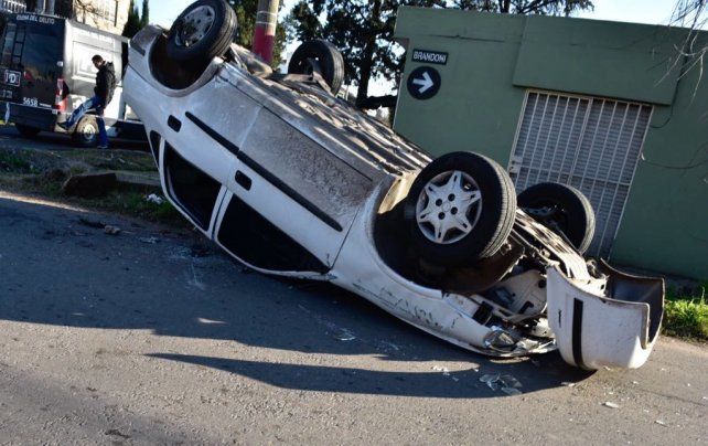 Las víctimas iban en este Chevrolet Corsa. El accidente ocurrió antes de las 8. 