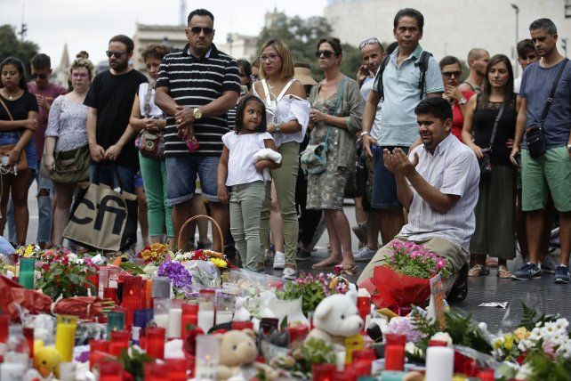 Un hombre reza en el memorial donde se le rinde tributo a las víctimas del ataque terrorista.