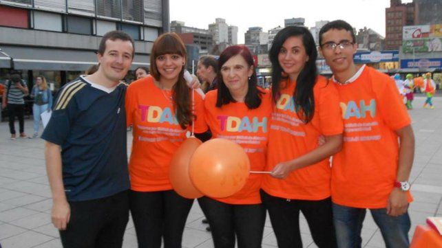 Profesionales y familiares en la plaza Montenegro