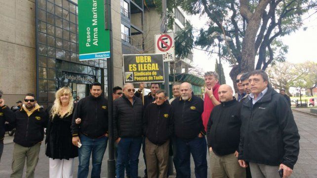 Los taxistas se manifestaron en contra de la posible llegada de Uber.
