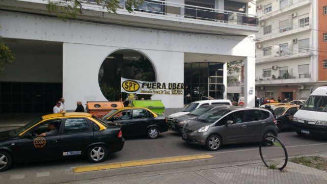 Varias unidades de taxis cortaron el tránsito en la zona.