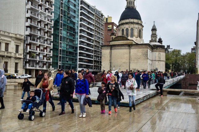 Las delegaciones llegaron esta mañana al Monumento a pesar del mal tiempo.