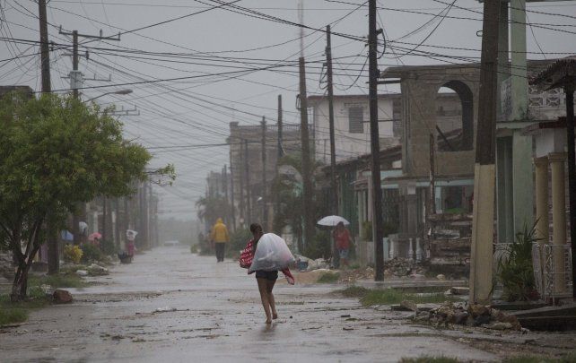 Residente cubano camina mientras el huracán Irma daba las primeras señales en la isla.  