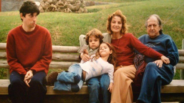 Junto a sus tres hijos y a su marido, el Negro Pereira