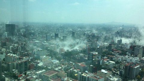 México DF. La foto tomada desde la Torre Latinoamericana muestra el polvo levantado por edificios que colapsaban.