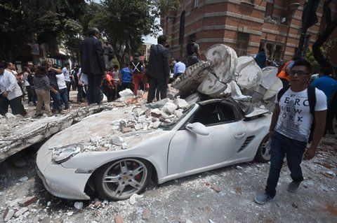 distrito federal. El movimiento telúrico pasó y la gente está en las calles. El alcalde de la ciudad de México hablaba de más de 30 fallecidos allí.