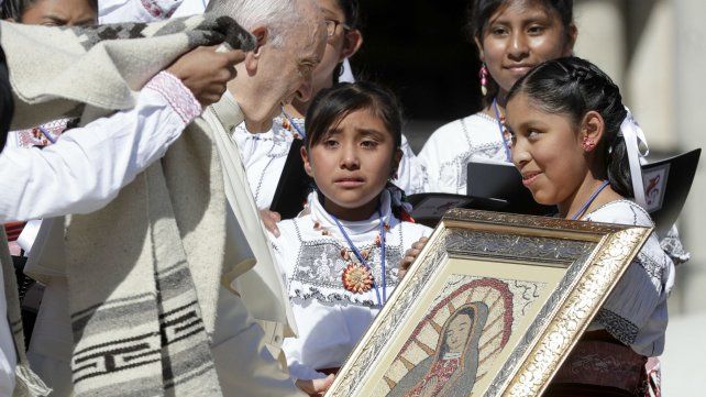El Papa bendijo una imagen de la Virgen de Guadalupe.