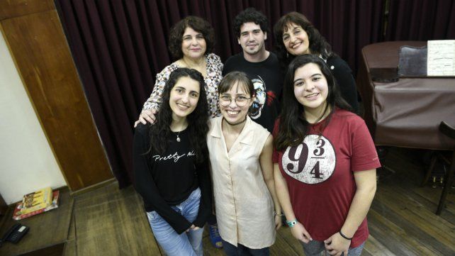 En la Cultural Inglesa aprenden el idioma con juegos teatrales.