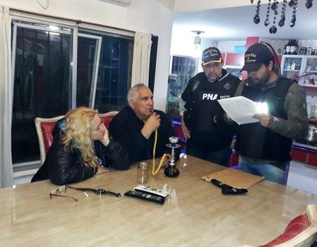pipa y uniformes. El "Pata" y su mujer, en el momento en que son detenidos por efectivos de la Prefectura.