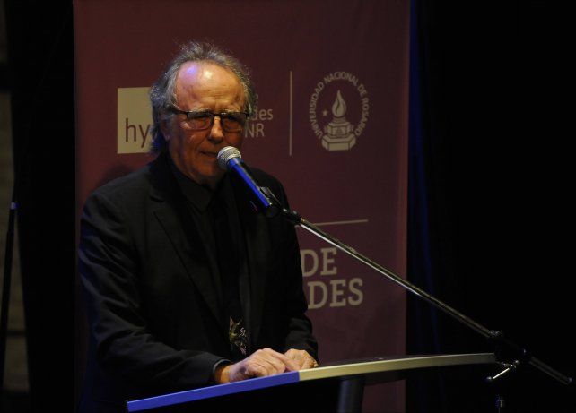 Serrat pronunció un emotivo discurso en La Comedia