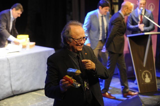 Serrat recibió uno de los lápices del Negro Fantanarrosa. 