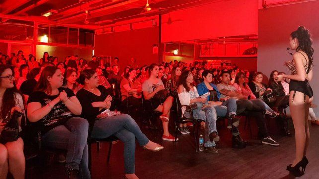 Yanina durante un encuentro en Córdoba donde contó detalles y secretos del burlesque.