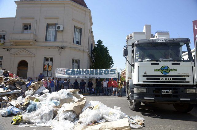 Lagos y Pellegrini, la esquina donde desparramaron 24 toneladas de residuos. 