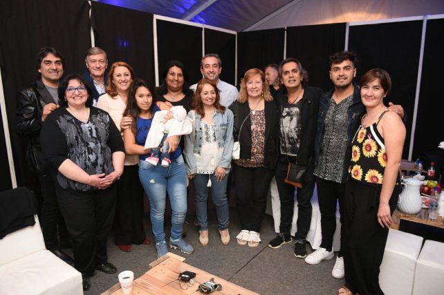 Los Nocheros junto a las seis madres que representaron a todas las madres de Rosario.