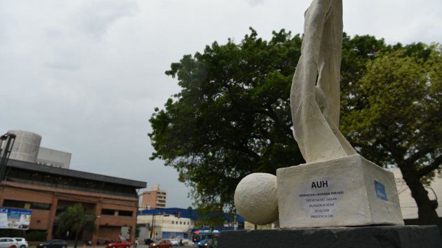 La estatua fue emplazada en la plazoleta Sargento Cabral. 