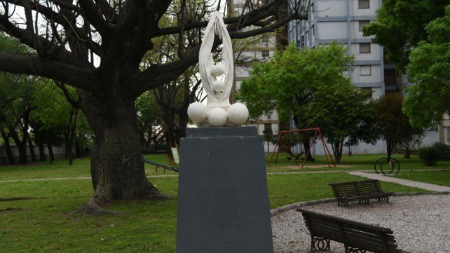 La estatua fue emplazada en la plazoleta Sargento Cabral. 