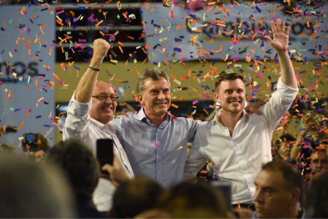 <b> Tras el discurso. </b>Macri posó junto a Cantard y López Molina, los candidatos locales de Cambiemos.