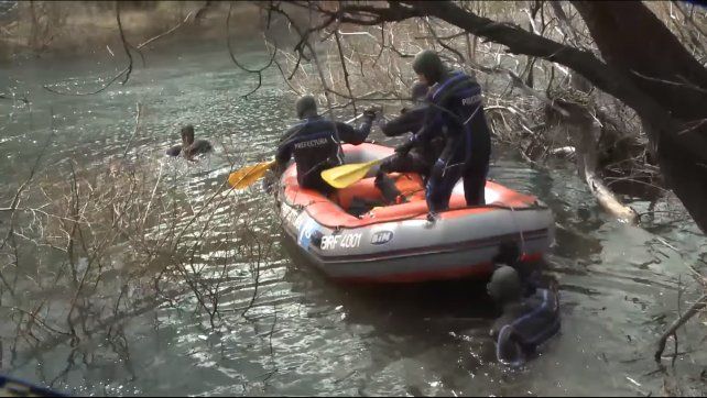Buzos de Prefectura en el río Chubut, muy cerca de donde apareció el cuerpo.