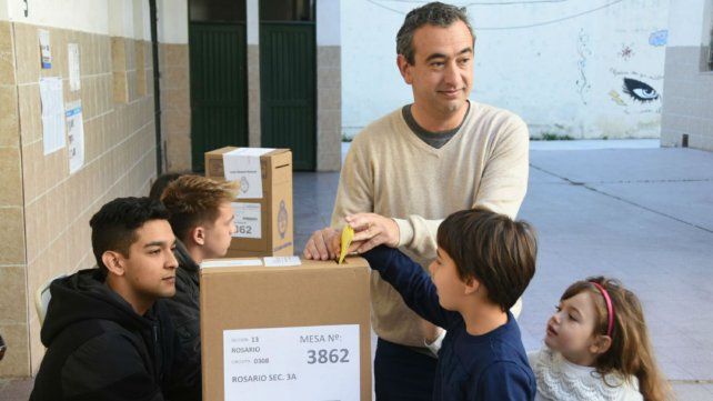 Javkin fue a votar junto a sus hijos.
